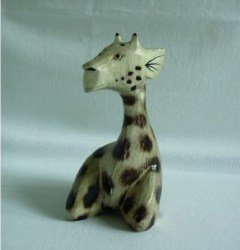 Giraffina seduta in legno